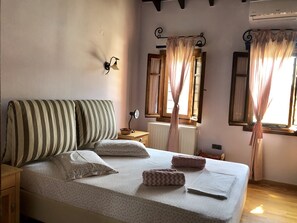 5 bedrooms, desk, soundproofing, iron/ironing board