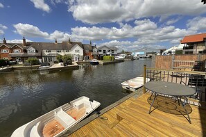 Outdoor dining - Self Catering 3 Bedroom Sunset  Haven In Wroxham, Norfolk, Norfolk Broads, Eng (Wroxham)