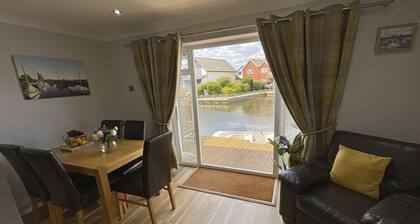 Self Catering 3 Bedroom Sunset Haven In Wroxham, Norfolk, Norfolk Broads, Eng