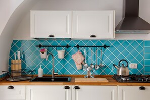 Fridge, microwave, stovetop, coffee/tea maker - Chic flat near Chiaia & Spanish Quarter (Napoli)