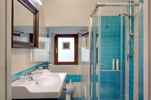 Haartrockner, Bidet, Handtücher, Seife