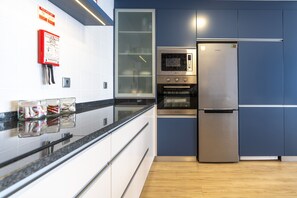 Kühlschrank, Mikrowelle, Ofen, Herdplatte