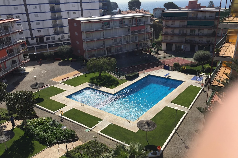 OASIS NEAR BARCELONA POOL BEACH TENNIS RELAX FAMILY APARTMENT