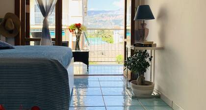 Amplio apartamento en el centro de Sorrento con piscina comunitaria.