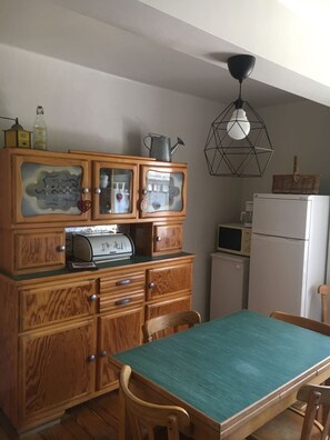 Fridge, microwave, oven, stovetop - Rental apartment type 3 in mountain house in Risoul - 05600 (Risoul)