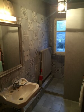 Shower, towels - Rental apartment type 3 in mountain house in Risoul - 05600 (Risoul)