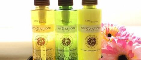 Trois bouteilles de produits capillaires de la marque DHc Amity sont exposées.