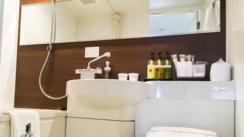 Combined shower/bathtub, deep-soaking bathtub, free toiletries