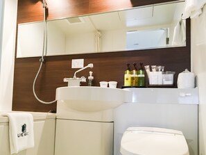 Kombination af bruser/badekar, dybe badekar, gratis toiletartikler
