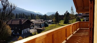 Arrive and feel at home in the exclusive and modern Chalet Steinplatte