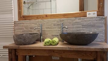 Badewanne, Haartrockner, Handtücher