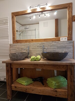 Badewanne, Haartrockner, Handtücher