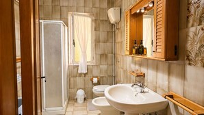 A modern bathroom with a large sink, toilet, and shower area. - Giba holiday home near the sea (Giba)