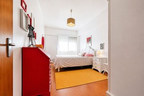 4 bedrooms, iron/ironing board, free WiFi, bed sheets