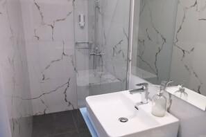 Hiustenkuivaaja, pyyhkeet, saippua, sampoo