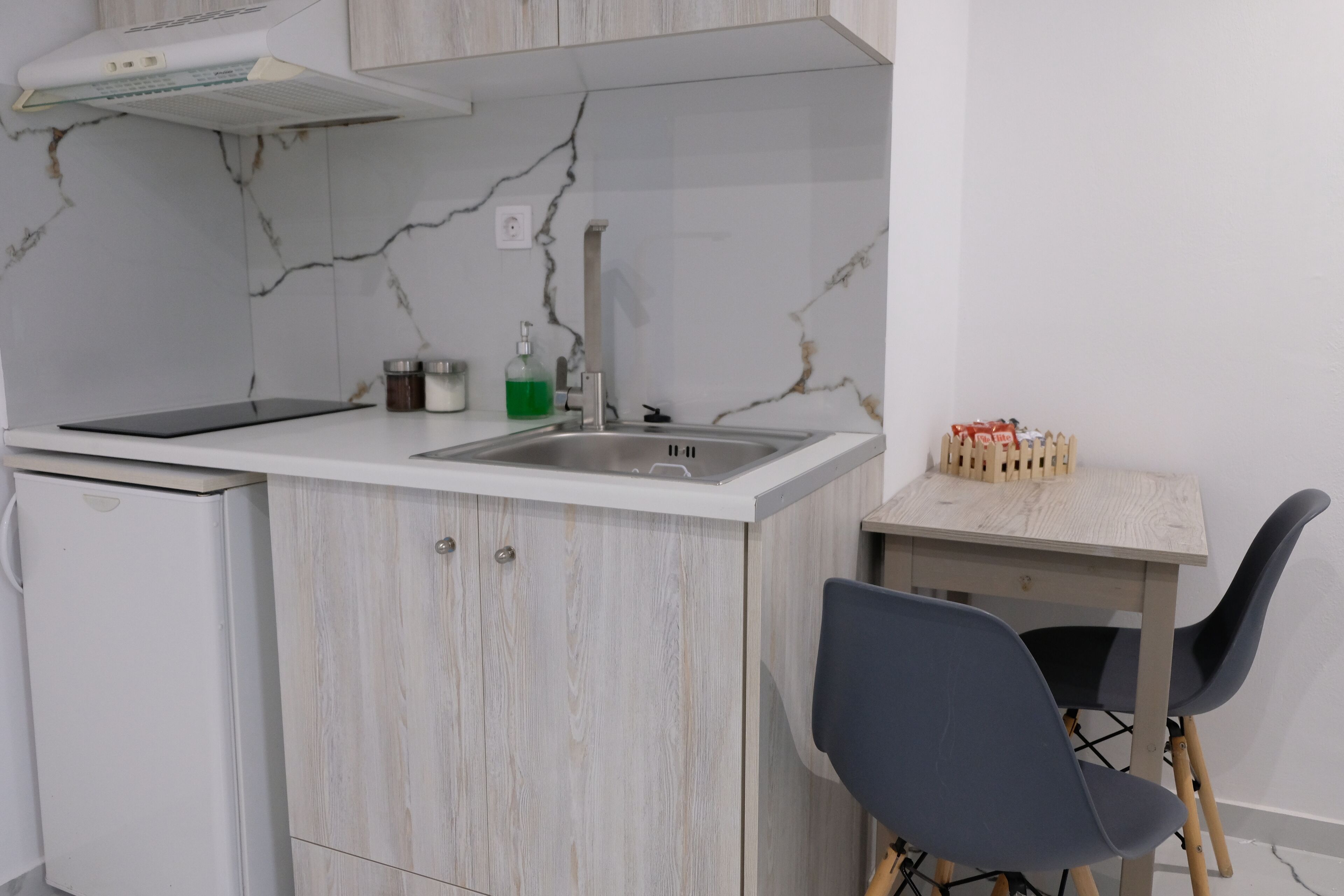 Kühlschrank, Ofen, Wasserkocher mit Kaffee-/Teezubehör, Wasserkocher