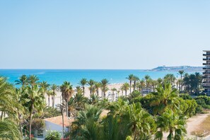 Ranta lähistöllä, rantapyyhkeitä