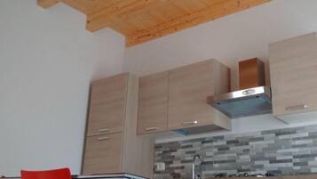 Frigorifero, forno, piano cottura, macchina per tè/caffè