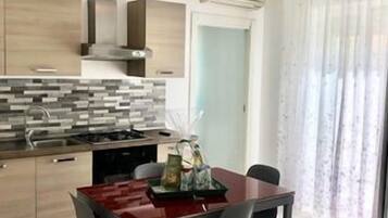 Réfrigérateur, four, plaque de cuisson, cafetiÚre/bouilloire