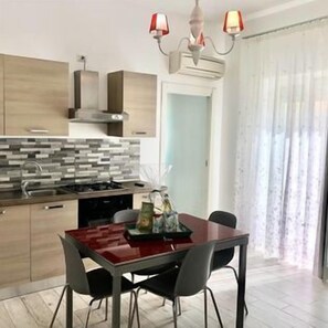 Réfrigérateur, four, plaque de cuisson, cafetière/bouilloire