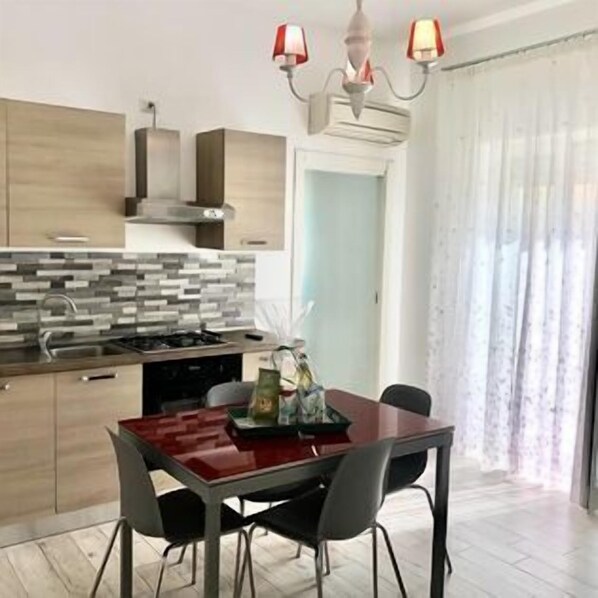 Kühlschrank, Ofen, Herdplatte, Wasserkocher mit Kaffee-/Teezubehör