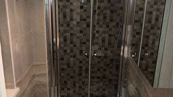 SĂšche-cheveux, serviettes fournies