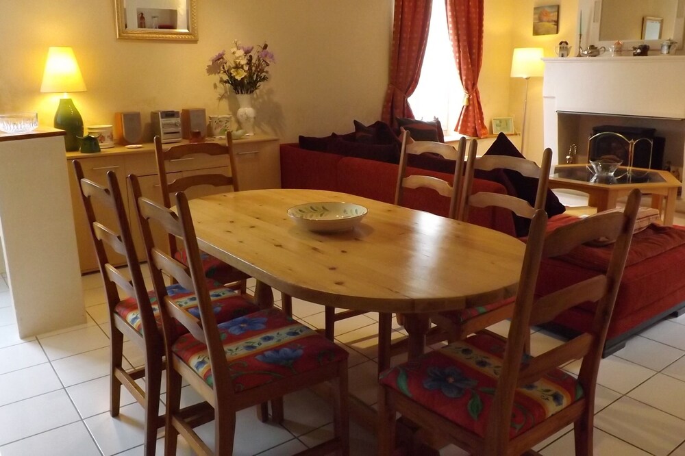A hidden gem, set within a pretty walled garden 3 Bed, 2 bathooms