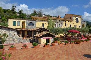 Outdoor dining - MONOLOCALS FOR 3/4 PEOPLE IN A FARMHOUSE OF THE '700 TO THE SEA (Torremezzo di Falconara)