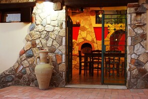 Outdoor dining - MONOLOCALS FOR 3/4 PEOPLE IN A FARMHOUSE OF THE '700 TO THE SEA (Torremezzo di Falconara)
