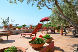 Outdoor dining - MONOLOCALS FOR 3/4 PEOPLE IN A FARMHOUSE OF THE '700 TO THE SEA (Torremezzo di Falconara)
