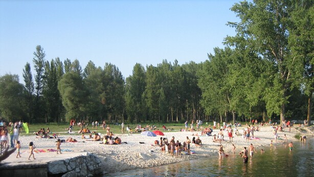 A beach with people sunbathing and swimming. - Residential tourist use with WiFi (Villarcayo)