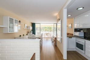 Køleskab, mikrobølgeovn, ovn, kaffe-/temaskine