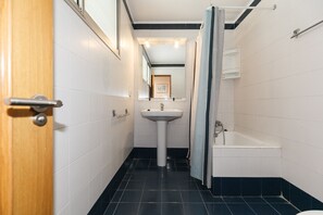 Een douche, handdoeken