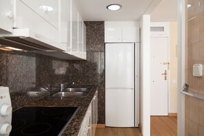 Køleskab, mikrobølgeovn, ovn, kaffe-/temaskine