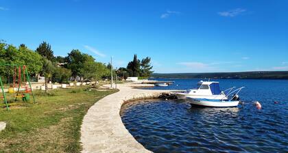 On the beach in Crna Punta - the ideal place for family vacation in Zadar