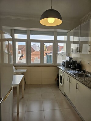 Køleskab, mikrobølgeovn, ovn, kogeplade