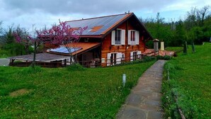 Ein Holzhaus mit geneigtem Dach und Solaranlage.