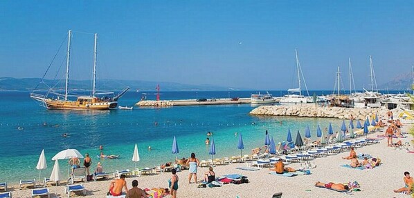 Una spiaggia nelle vicinanze