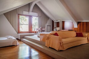 7 bedrooms, iron/ironing board, travel cot, free WiFi