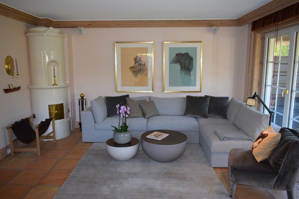 heller, großzügiger Wohn-/Essbereich mit 33 m2, großzügiger Lounge u. Kachelofen