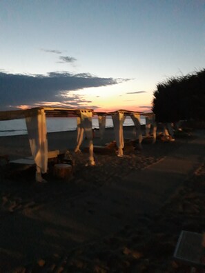 På stranden