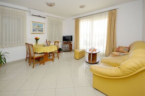 TV - Excellent location, Free parking (Trogir)