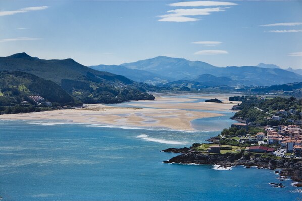 Beach - House with pool 8 minutes from the beach, free wifi (Ea)