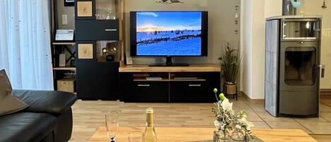 Flat-screen TV, fireplace, stereo