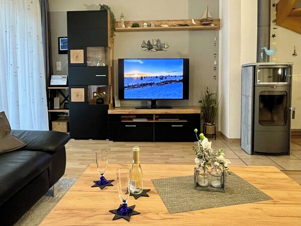 Flachbildfernseher, Kamin, Stereoanlage