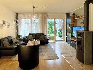 Flachbildfernseher, Kamin, Stereoanlage