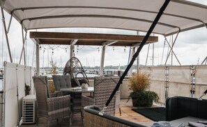 Outdoor dining - Houseboat Canoga in Labo marina (Laboe)