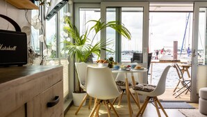 A modern kitchen with a view of the marina. - Houseboat Canoga in Labo marina (Laboe)