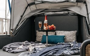 1 bedroom, free WiFi - Houseboat Canoga in Labo marina (Laboe)