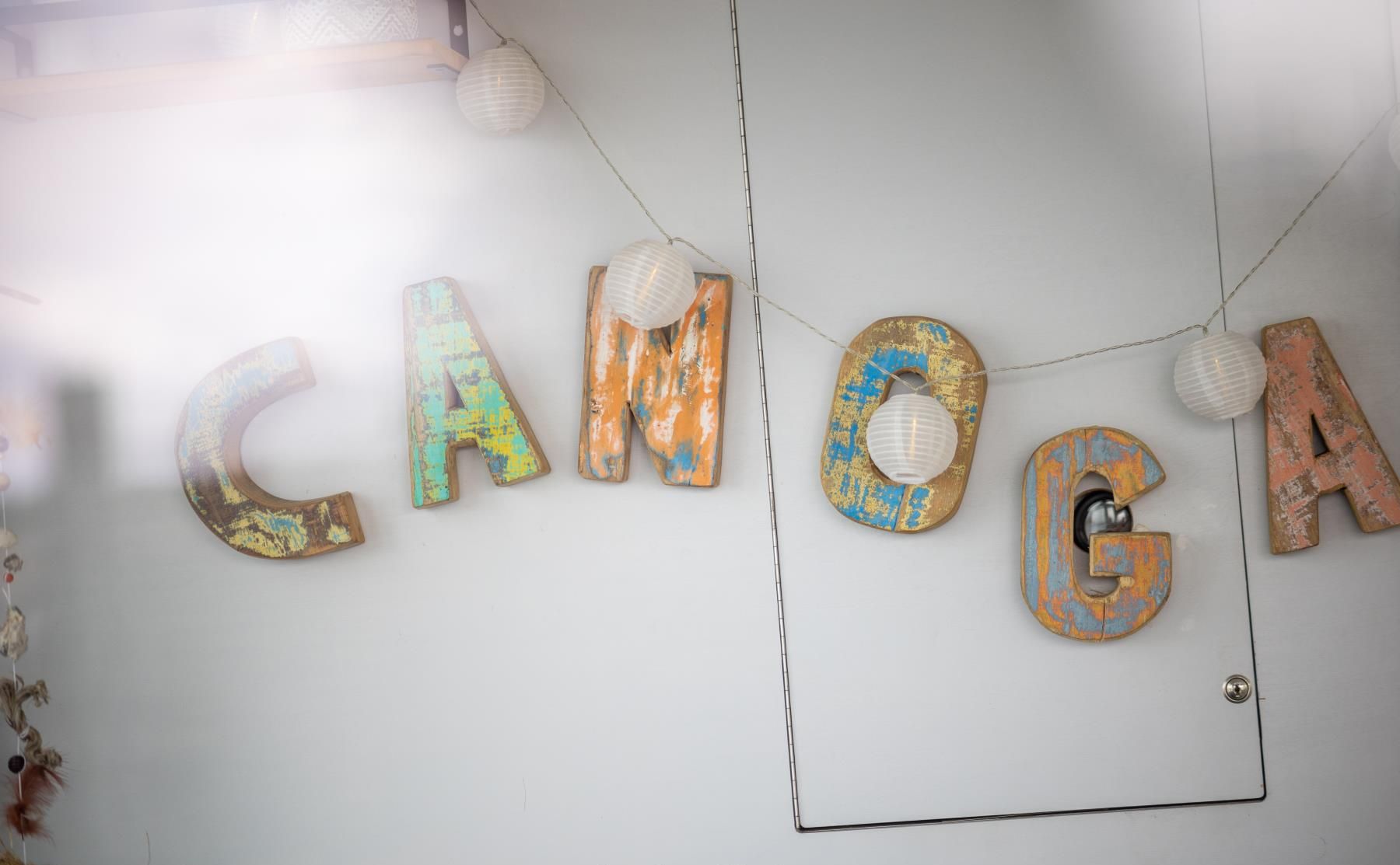 Een muur met letters die 